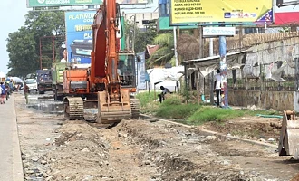 An excavator working on the drain. Picture: ESTHER ADJORKOR ADJEI