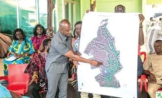Dr Hugh C.A Brown, Chief Executive of the Forestry Commission, making a presentation on the Sakumo Ramsar Site to the Nungua Traditional Council