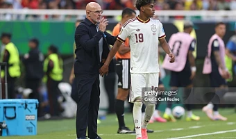 Coach De La Fuente delivers instructions to Lamine Yamal, the teenage star at the heart of Spain’s new generation and their ambitions for 2030.