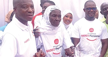 Madam Zenabu Dagomba (2nd from left) with officials of SSNIT at the ceremony